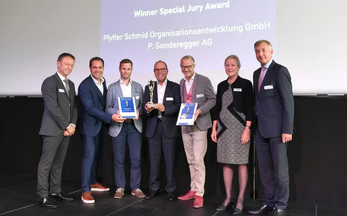 Preisverleihung des ASCO-Awards: Pfyffer Partner und P. Sonderegger AG mit dem Award «Best Business Transformation» auf der Bühne